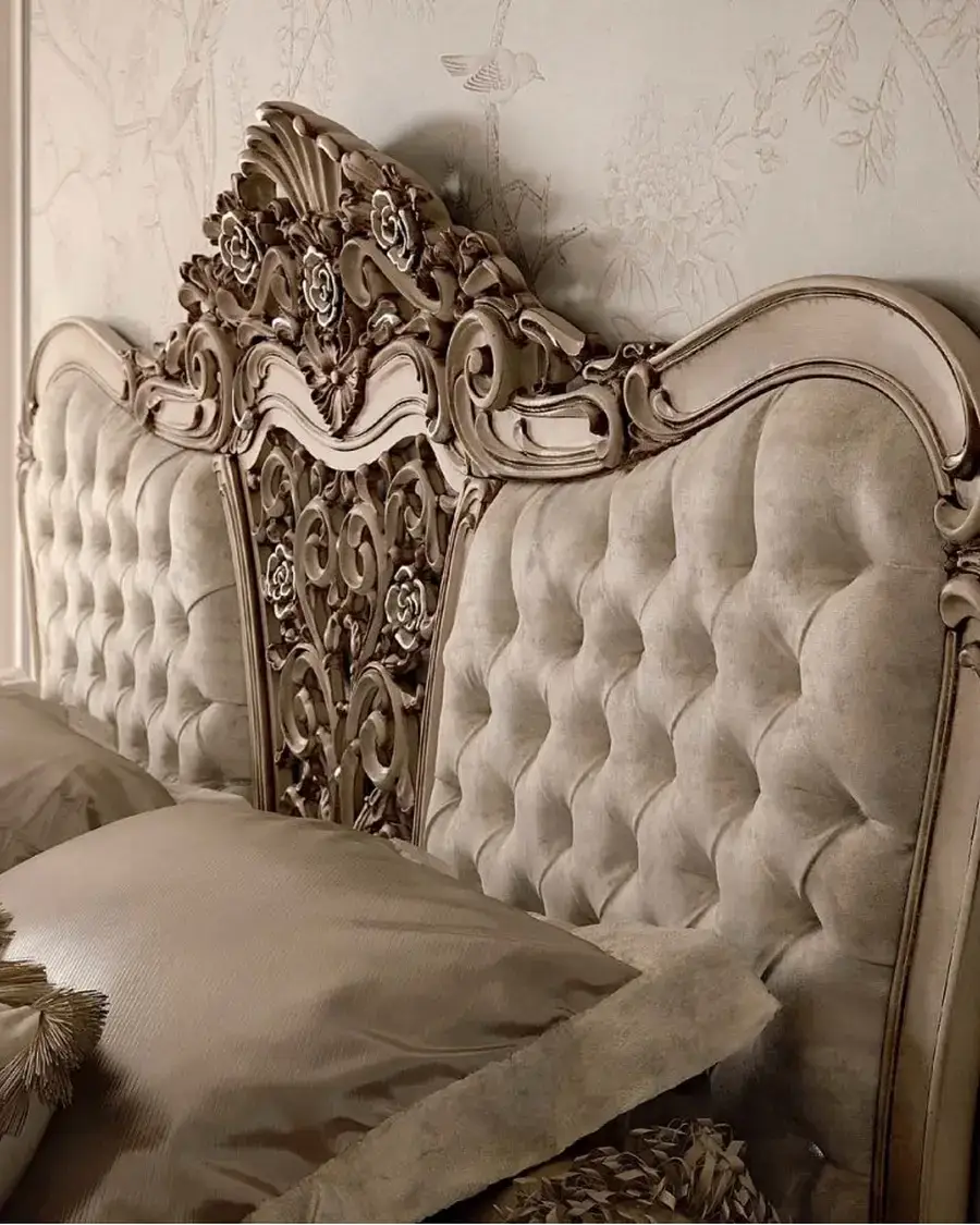 Opera Bed 3066, Opera carved bed by Francesco Pasi