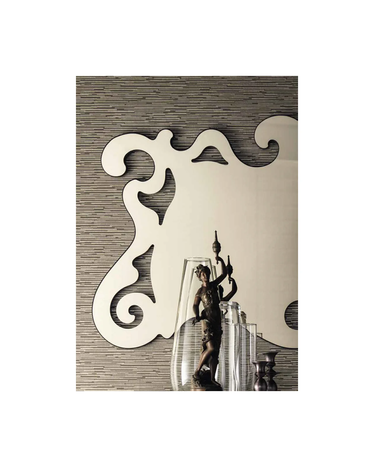 Aida Mirror by Cantori, in an interior setting, photo 4 of 5