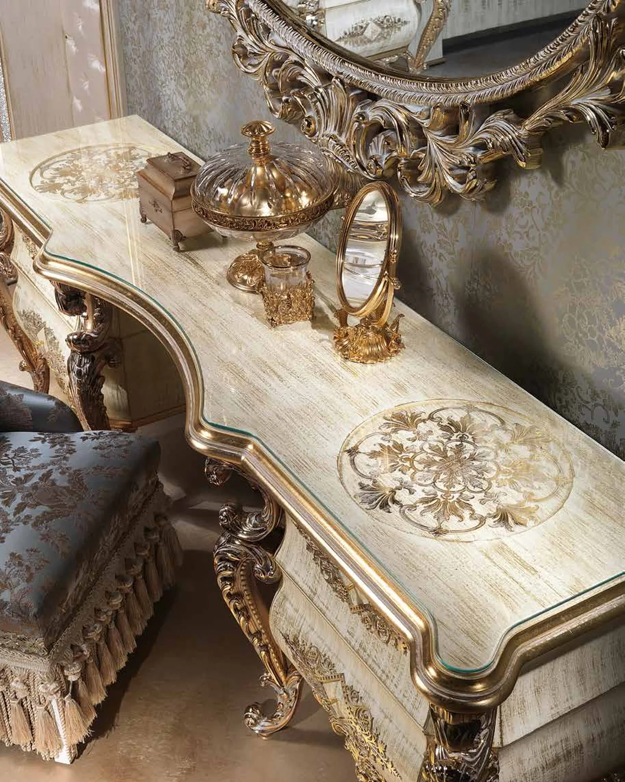 Aida Small Armchair AD005, Cappelletti Aida collection, classic Italian armchair in a classic bedroom setting, photo 2 of 3