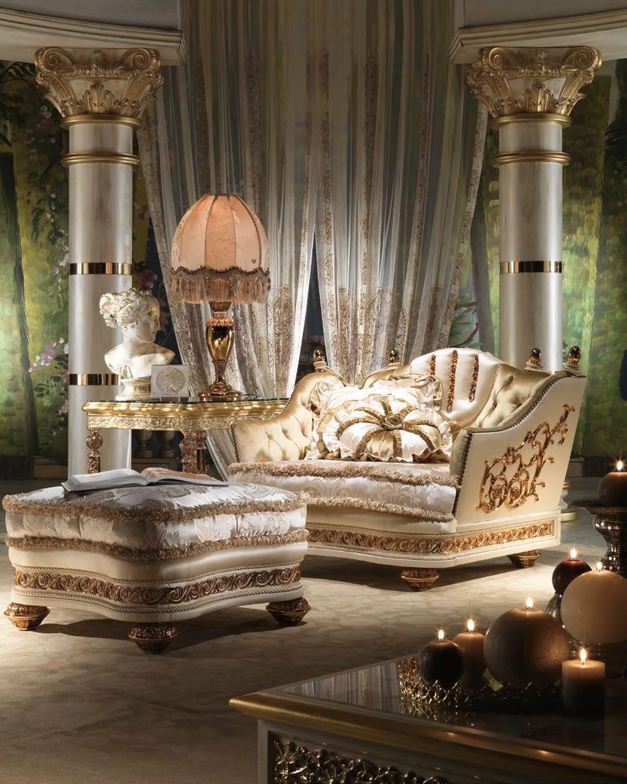 Royal Pouf RY076, Cappelletti Royal collection, classic Italian pouf in a classic living room setting, photo 1 of 4