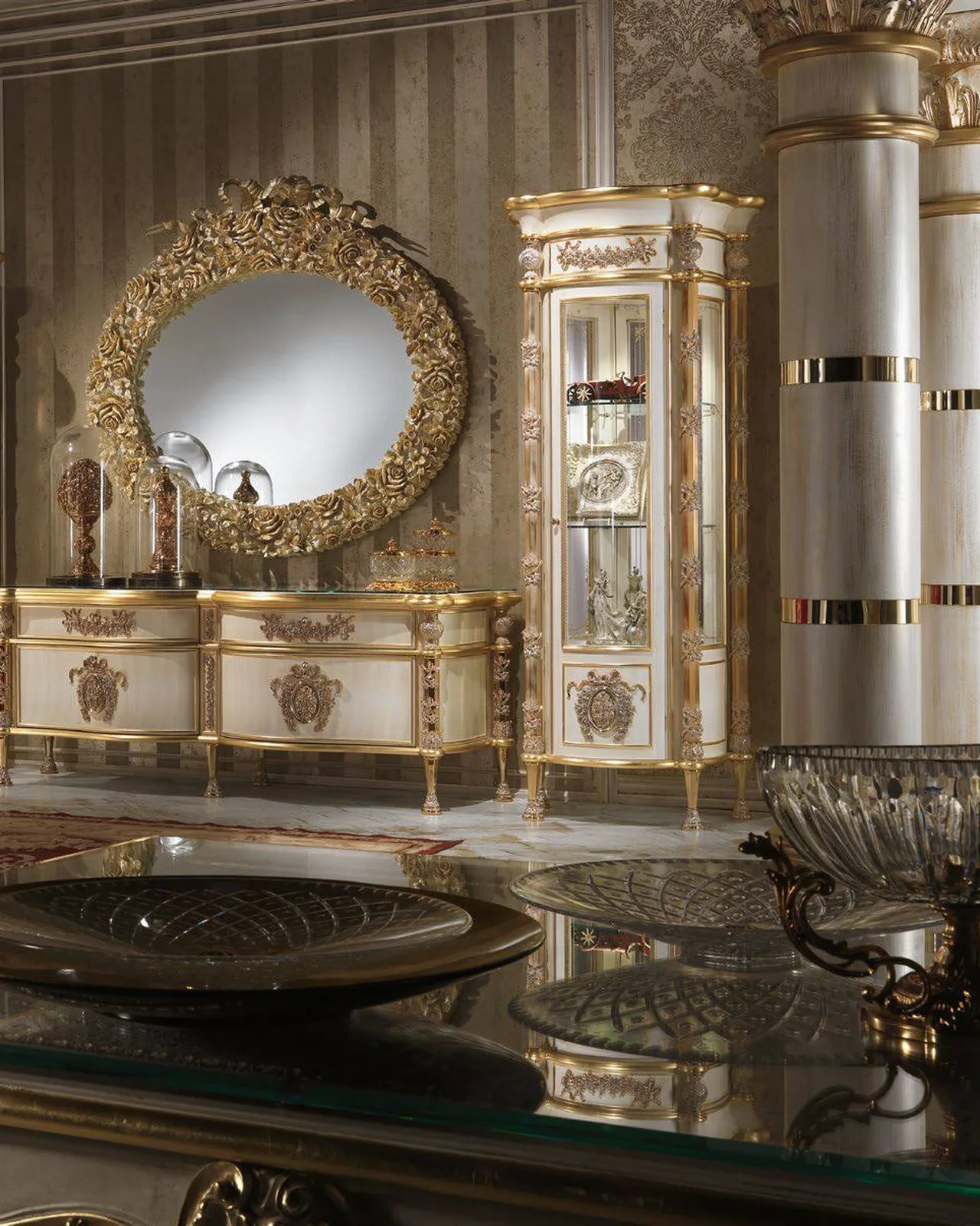 Royal TV Cabinet RY037, Cappelletti Royal collection, classic Italian TV cabinet in a classic living room setting, photo 1 of 2