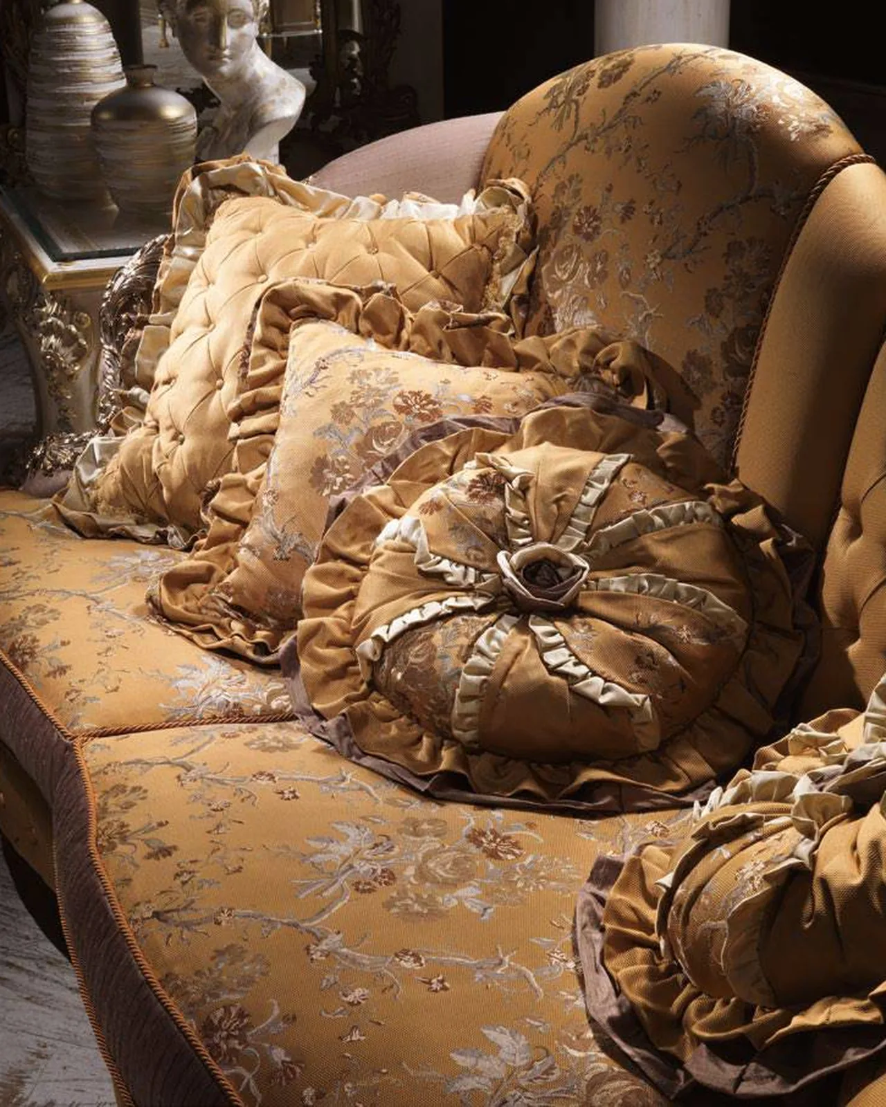 Royal Two-Seater Sofa RY172, Cappelletti Royal collection, classic Italian sofa product view, photo 1 of 2