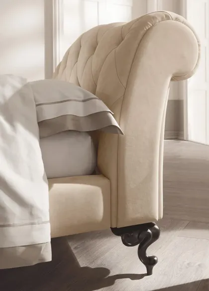 Upholstered bed George Cantori. Dim cm 200 x 245 x 110 cm 31 h