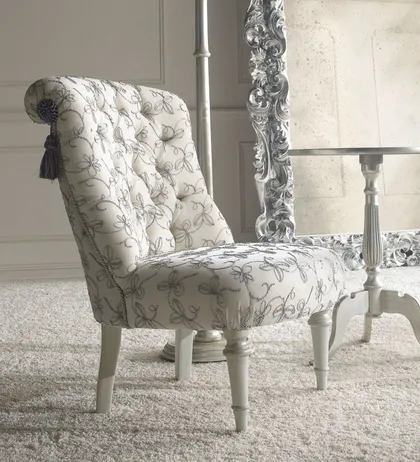 QUEEN ARMCHAIR