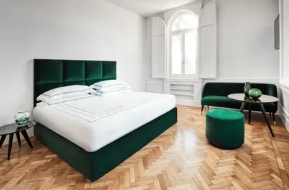 Letto DANTE, divanetto PAULINE, pouf MIKY