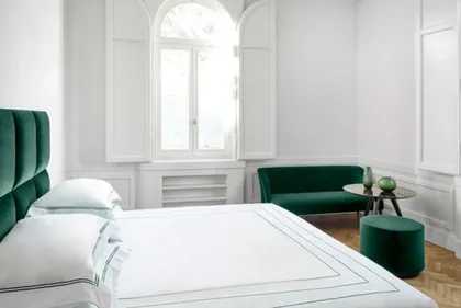 Letto DANTE, divanetto PAULINE, pouf MIKY, dettaglio